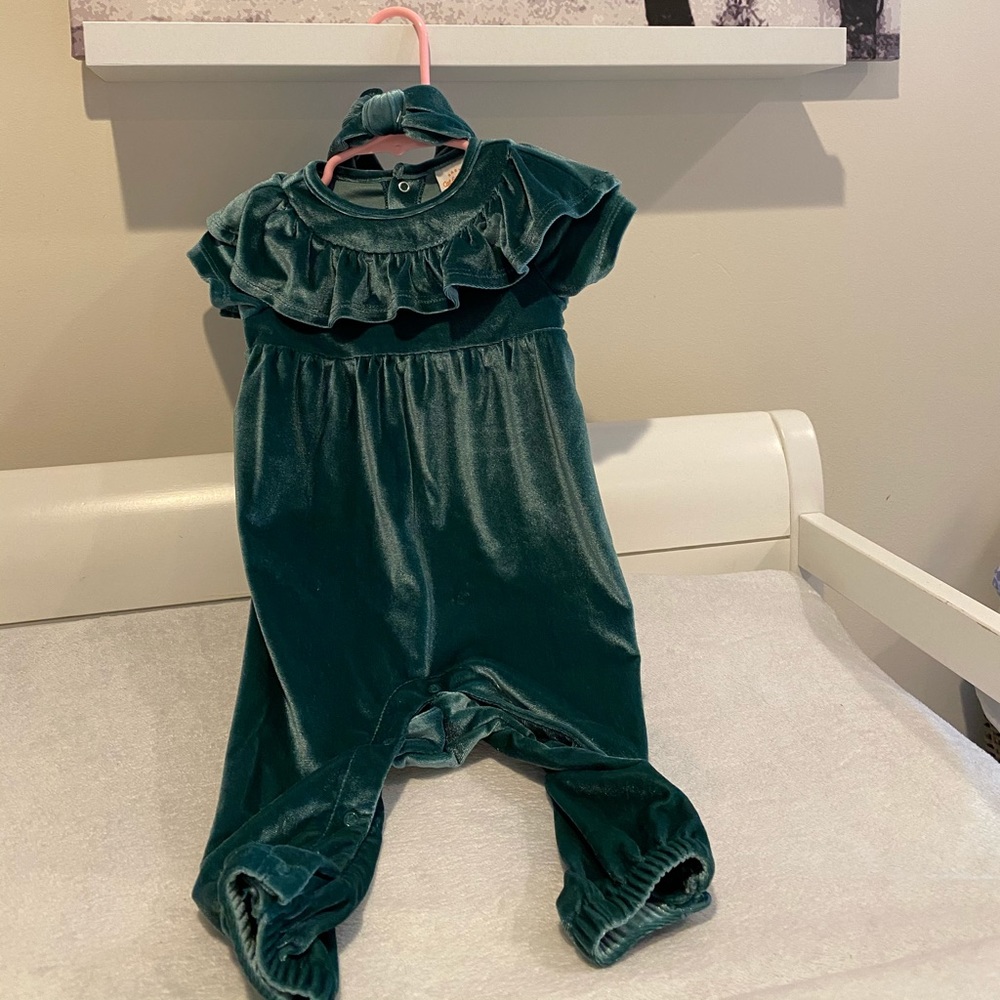 Baby velvet jumpsuit with matching headband